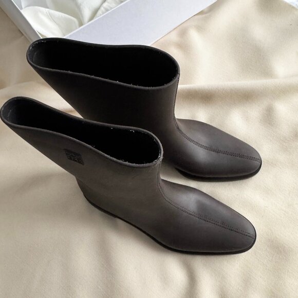 Toteme Rubber Rain Boots in Brown, size 42 - Picture 2 of 7